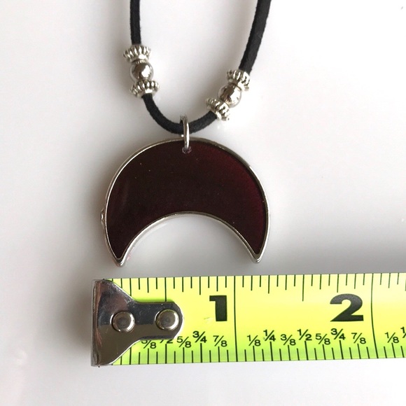 Dark red resin crescent moon leather necklace - Picture 13 of 13